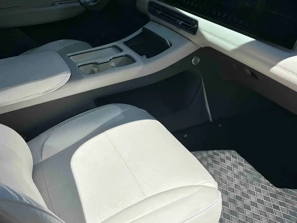 Hongqi Красный флаг HS6 PHEV — миниатюра 13