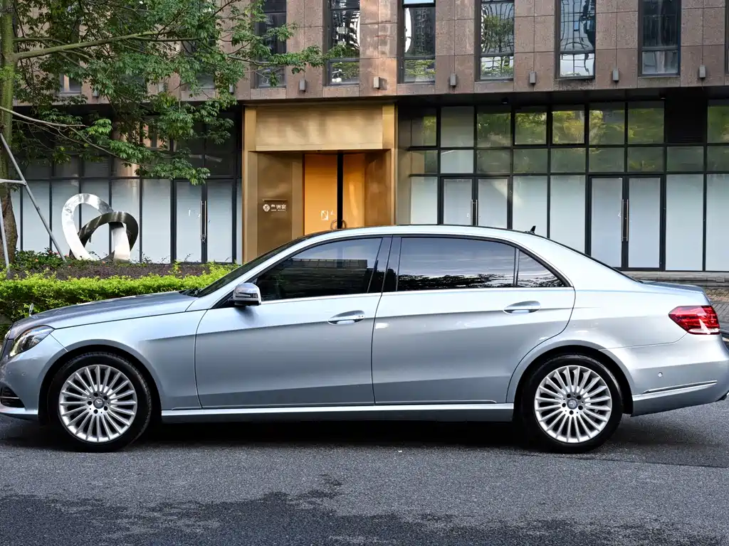 Mercedes-Benz E-Class — миниатюра 2