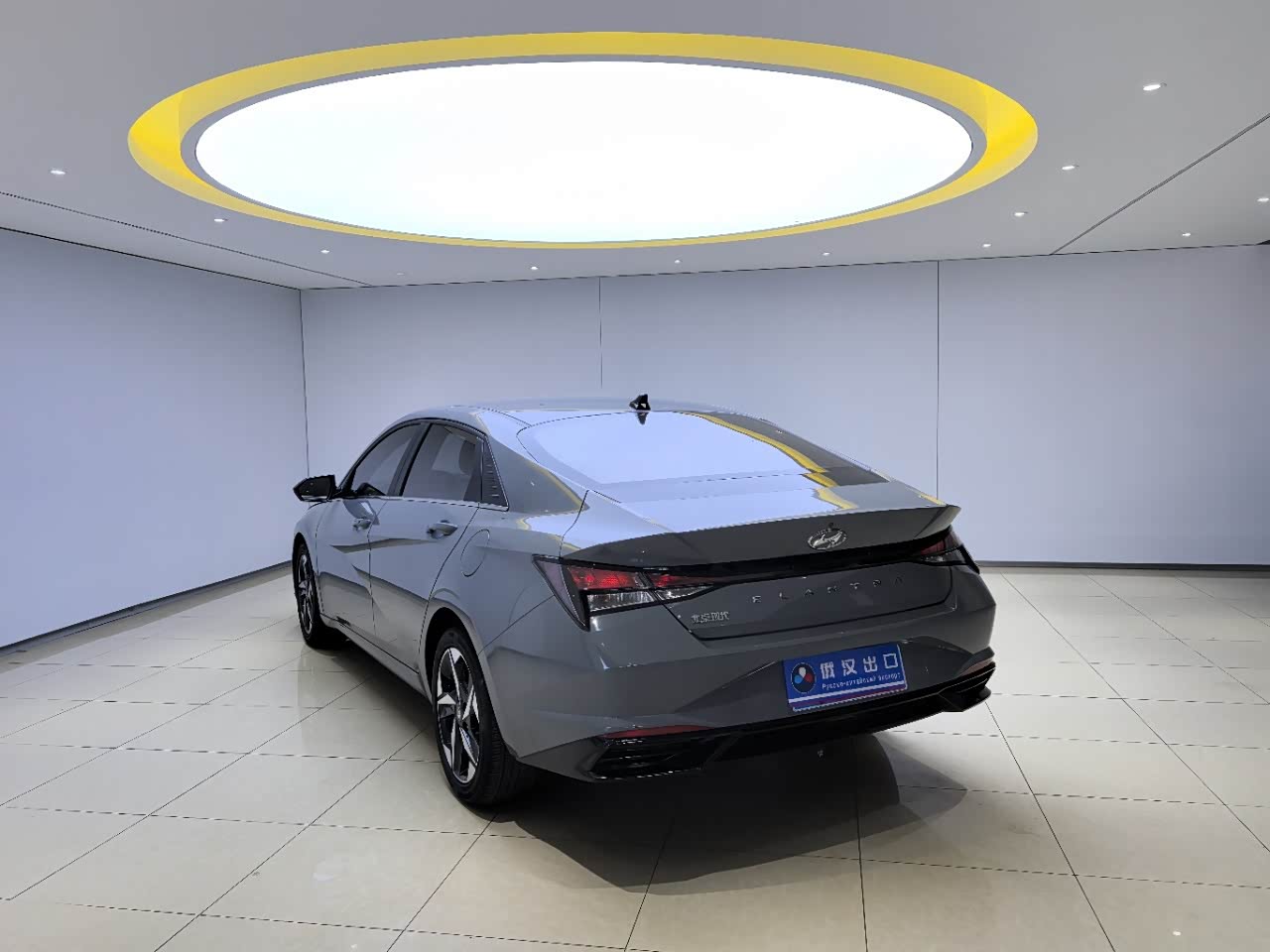 Hyundai Elantra 1.5 л 2023 г. Серебристо-серый, пробег 10000 км