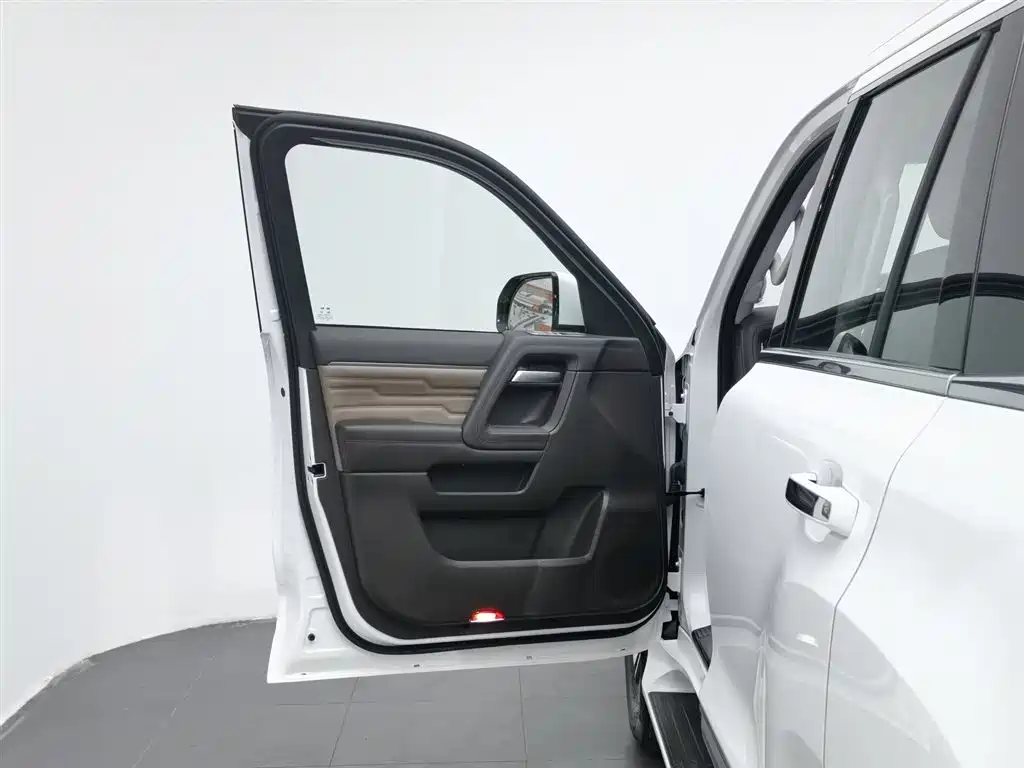 BAIC BJ60 2022 2.0T мест