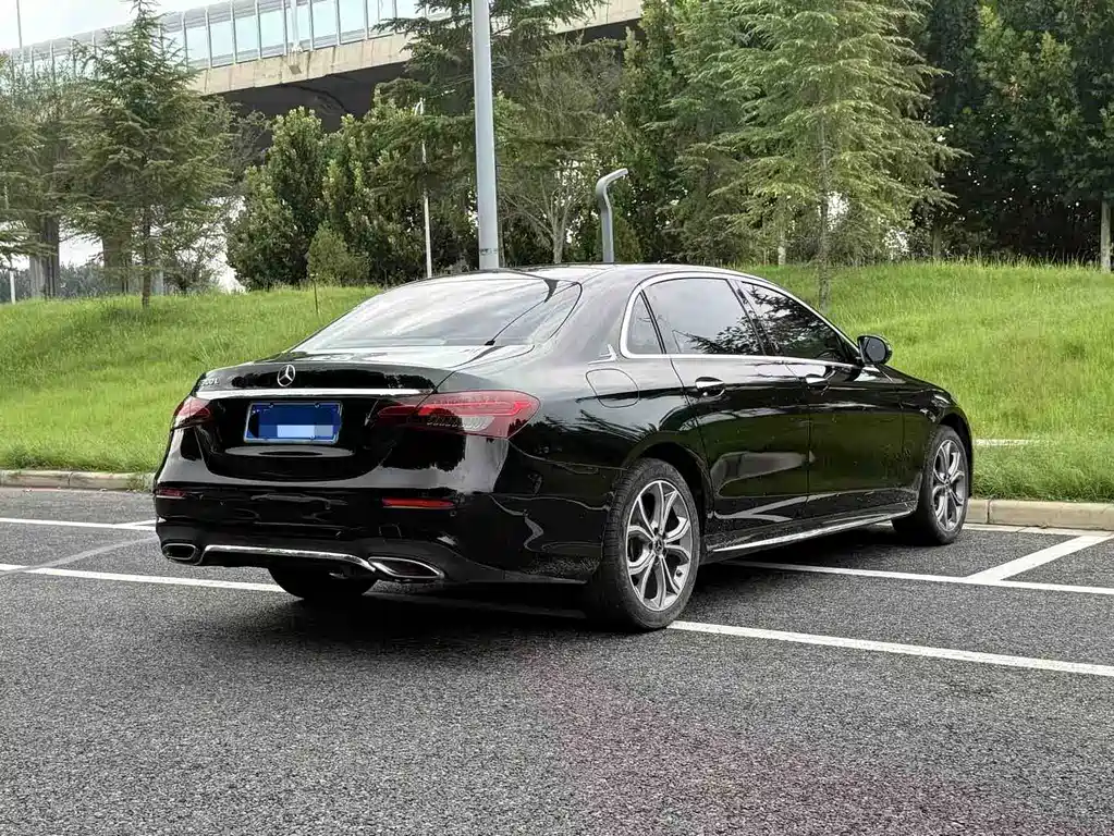 Mercedes-Benz E-Class — миниатюра 9