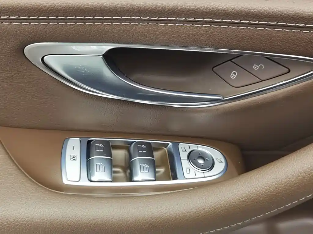 Mercedes-Benz E-Class — миниатюра 9