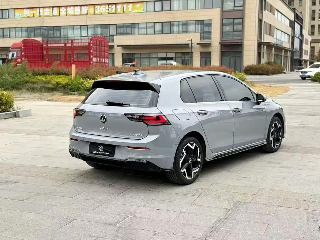 Volkswagen Golf 2025 300TSI R-Line