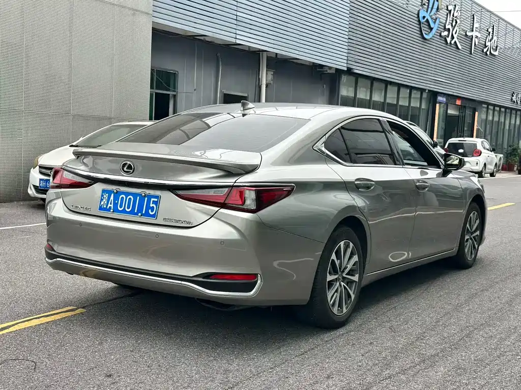 Lexus ES — миниатюра 9