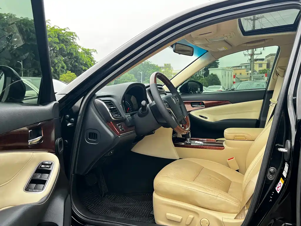 Toyota Crown — миниатюра 4