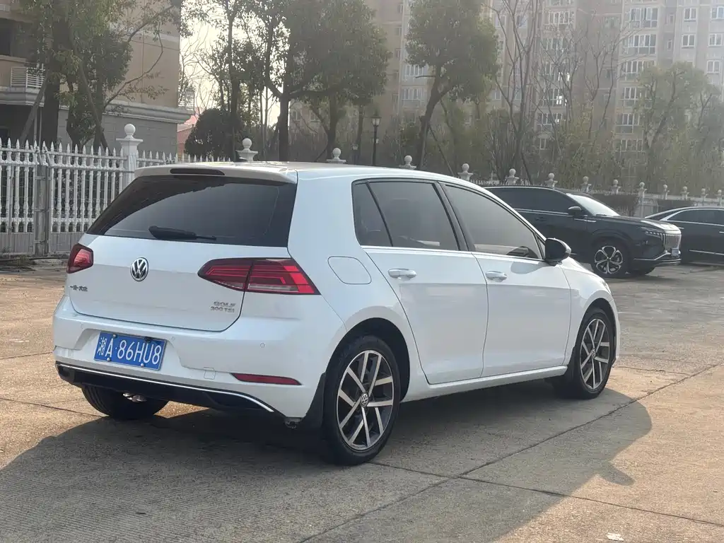 VOLKSWAGEN GOLF