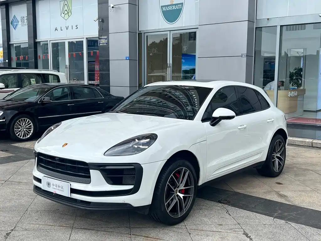 PORSCHE MACAN