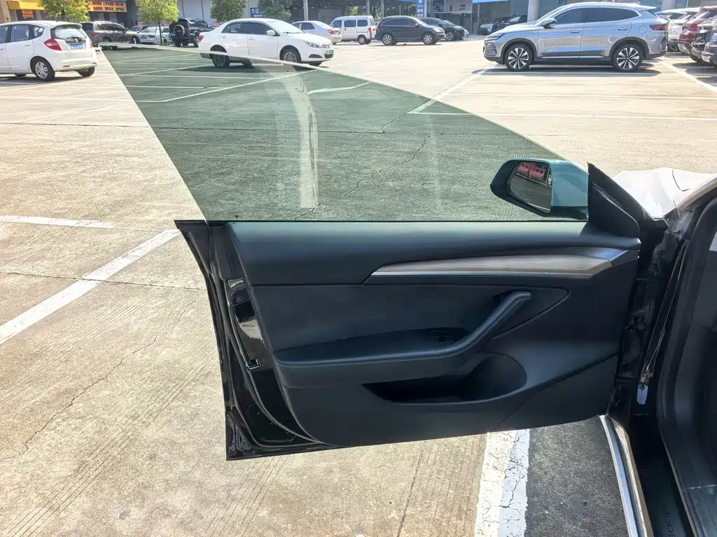 Tesla Model 3 — миниатюра 4