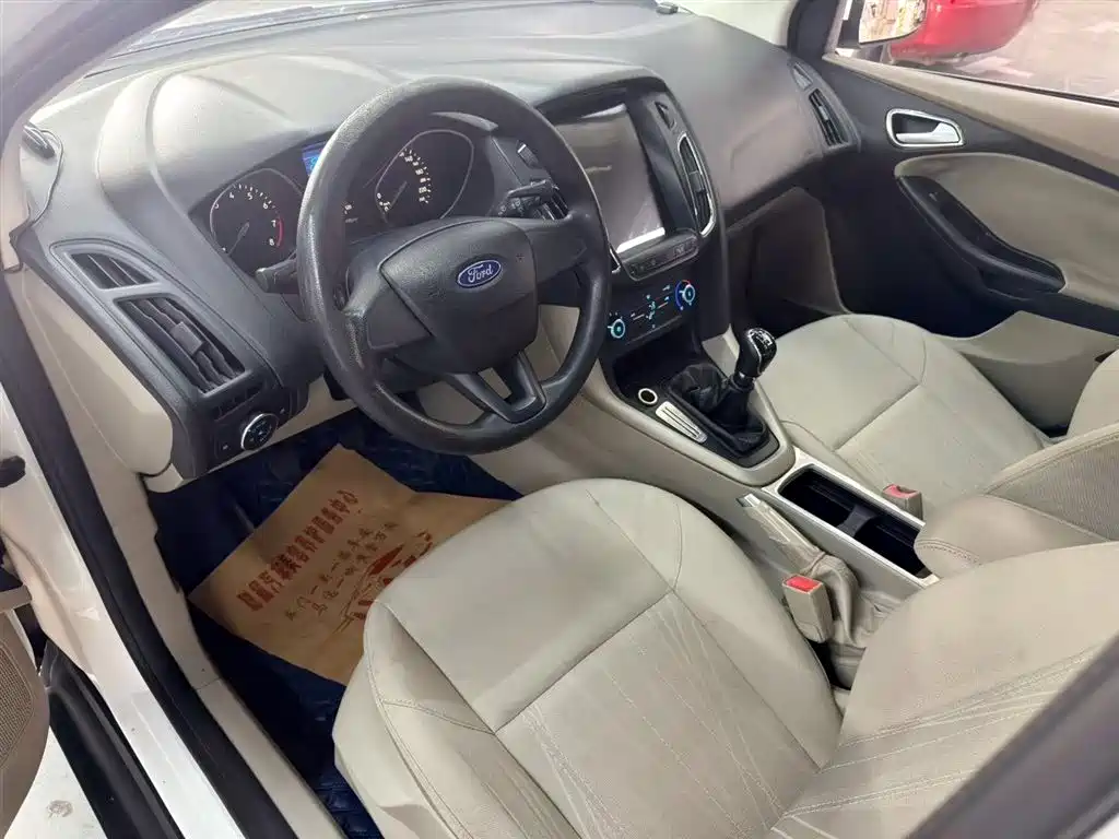Ford Focus 2015 1.6L MT Comfort