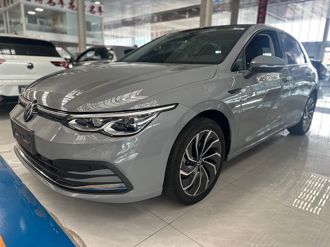 Volkswagen Golf 1.4 л 2022 г. Серебристо-серый, пробег 38000 км