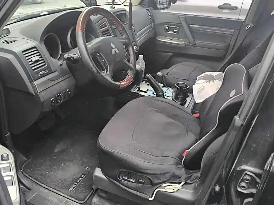 Mitsubishi Pajero (Import) — миниатюра 9