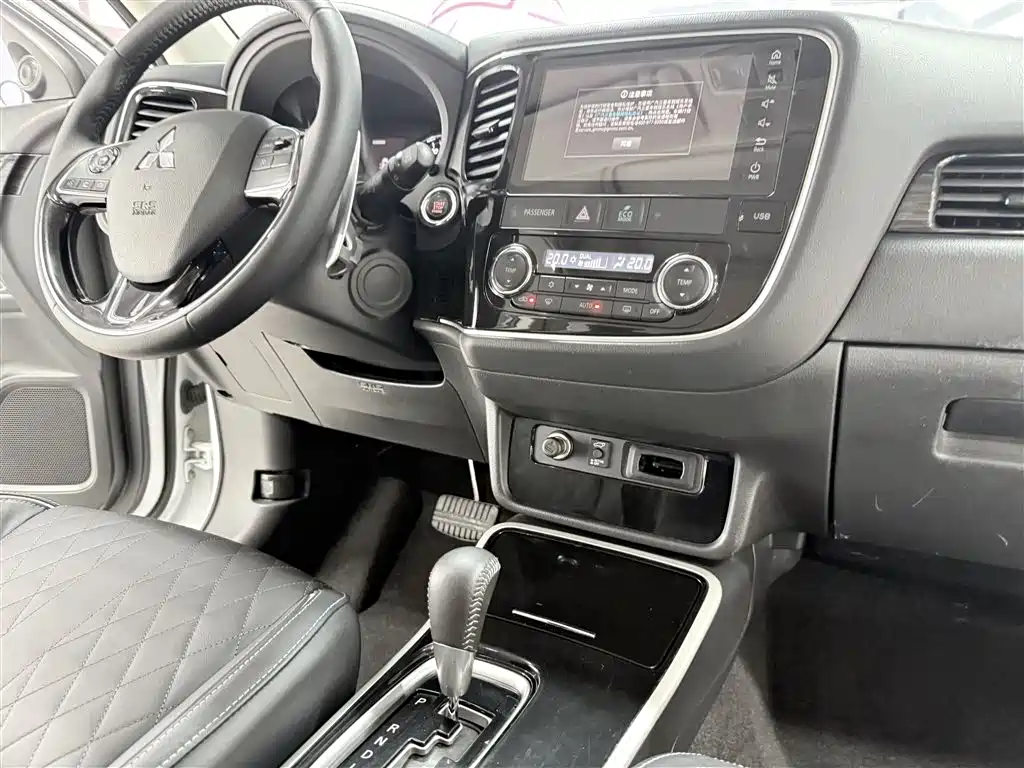 MITSUBISHI OUTLANDER