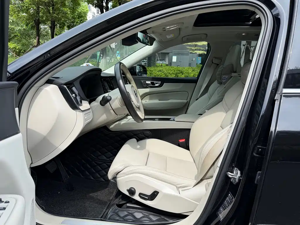 Volvo XC60 2022 T8 Luxury