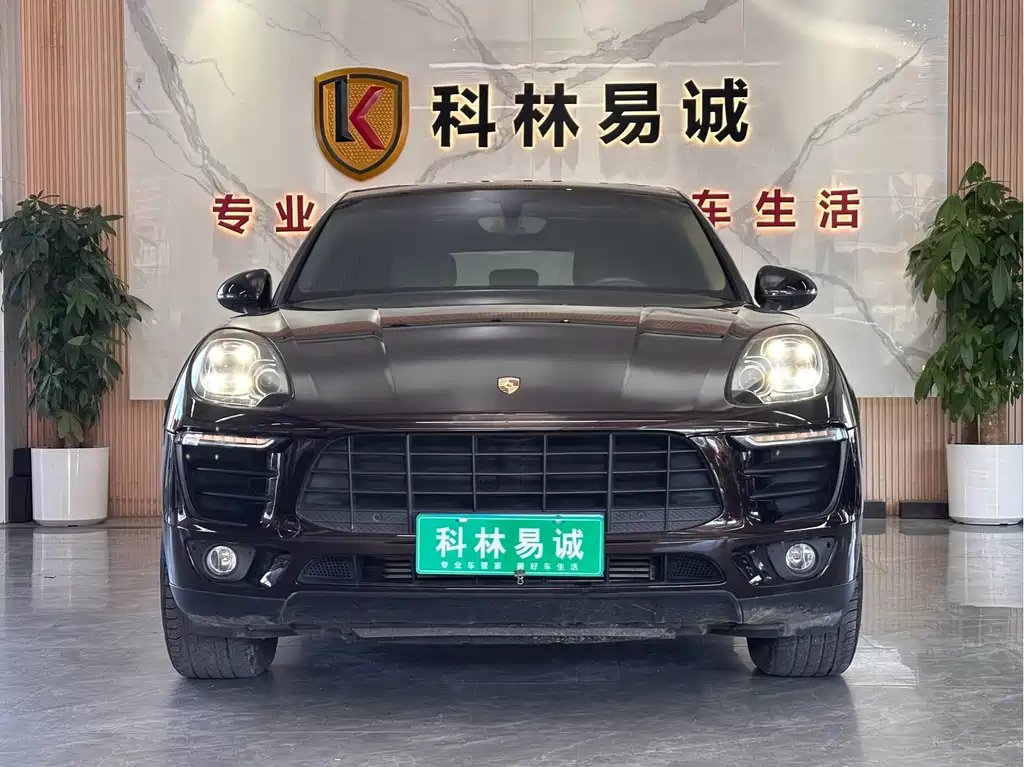 PORSCHE MACAN