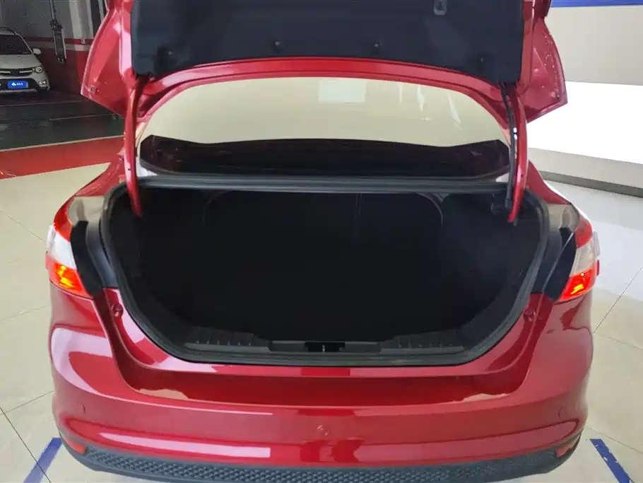 Ford Focus 2012 1.6L AT