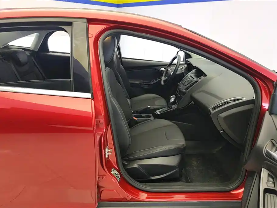 Ford Focus 2012 1.6L AT