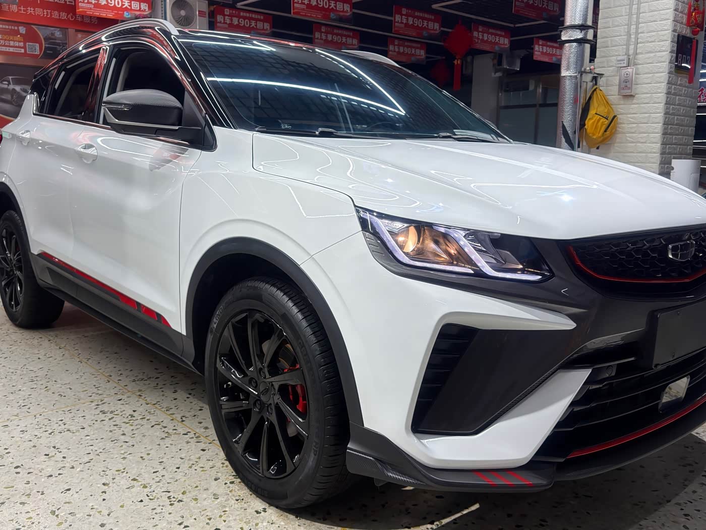 Geely Binyue 1.4 л 2023 г. Белый, пробег 25000 км