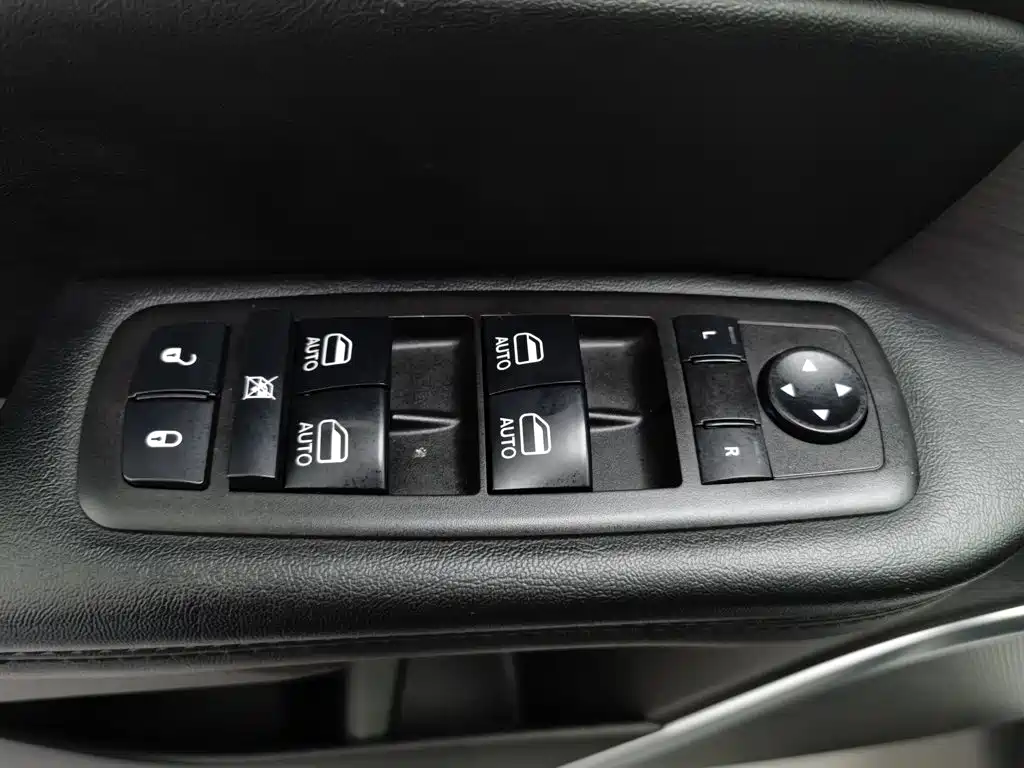 Jeep Grand Commander — миниатюра 9