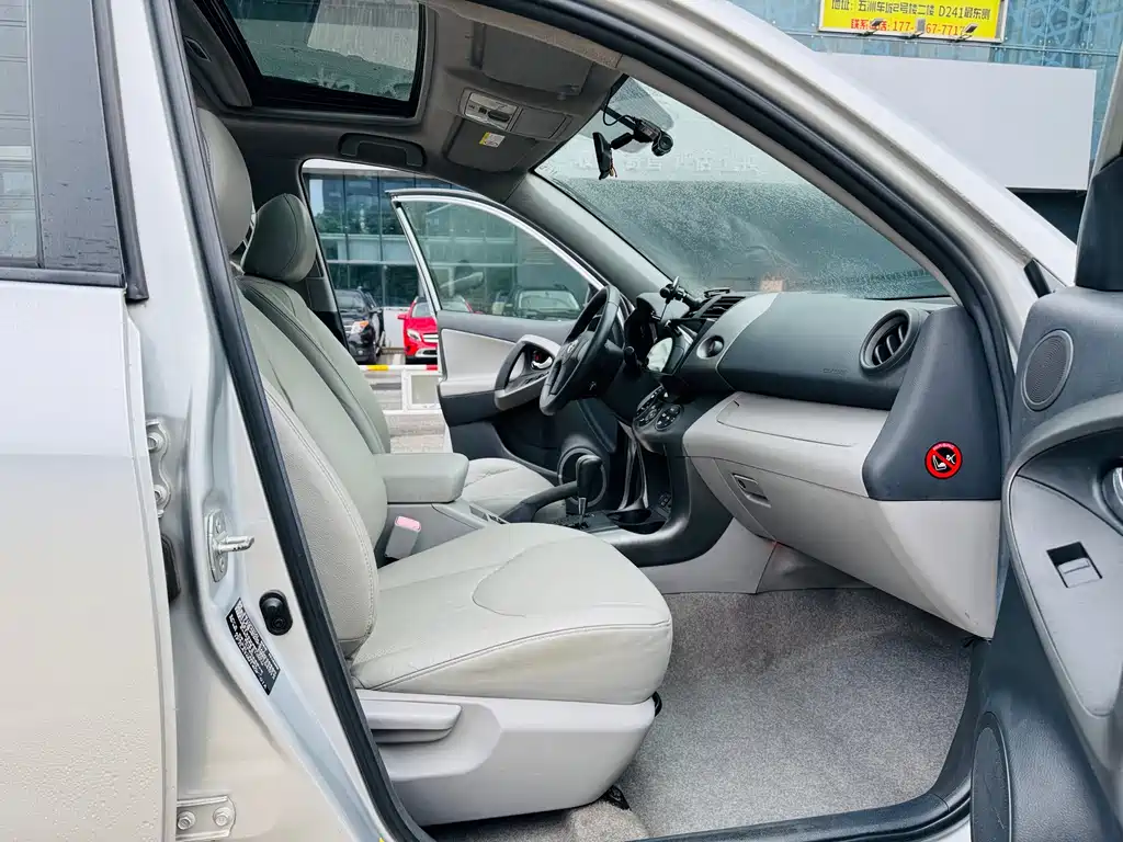 Toyota RAV4 — миниатюра 7