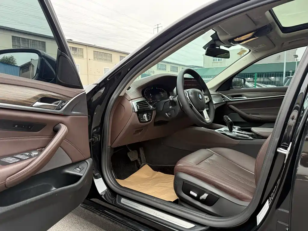 BMW 5 Series — миниатюра 24