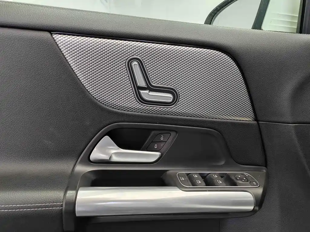 Mercedes-Benz GLA — миниатюра 18