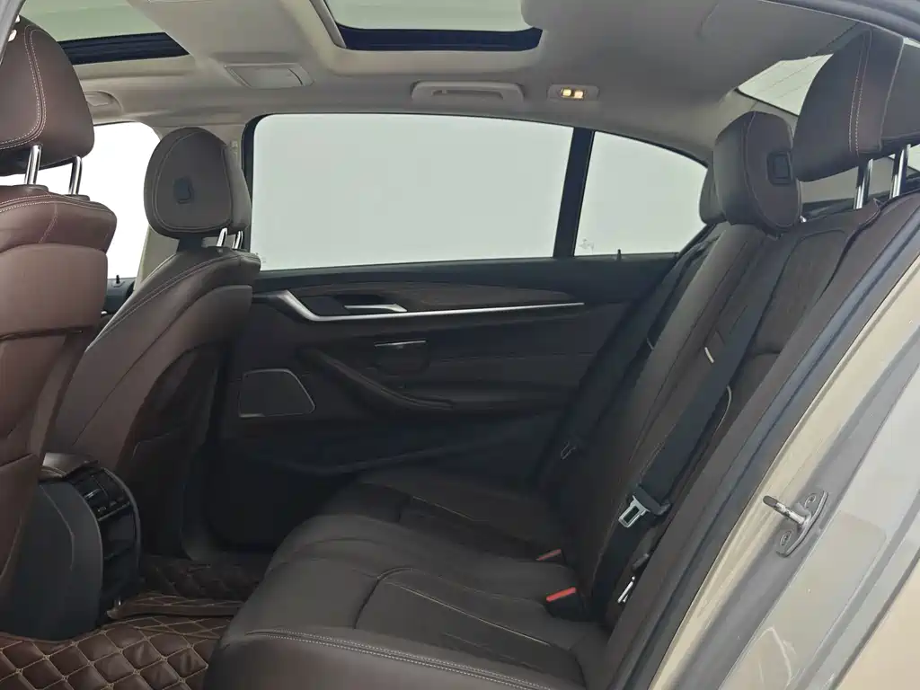 BMW 5 Series — миниатюра 8