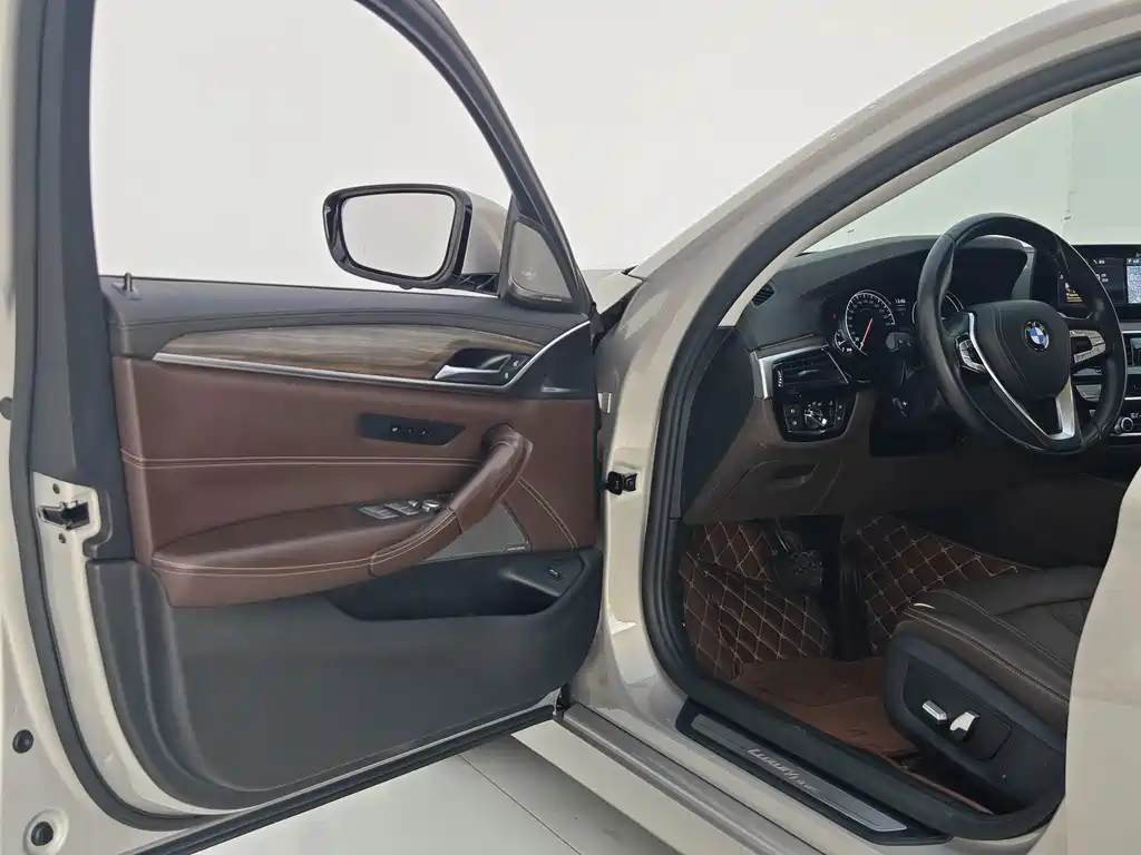 BMW 5 Series — миниатюра 27