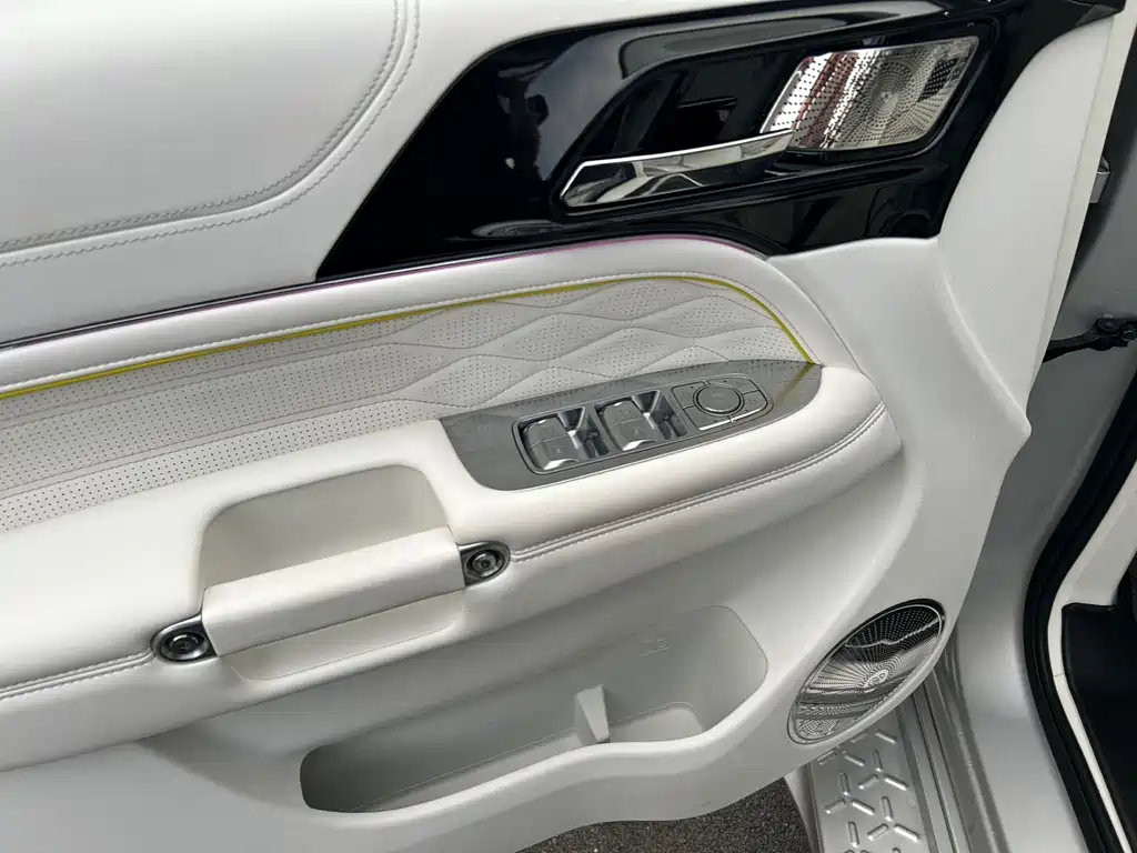 TANK CO CREATION TANK 300