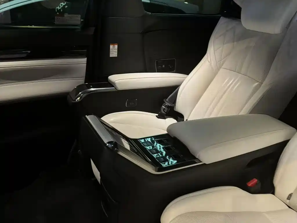 Lexus LM — миниатюра 13