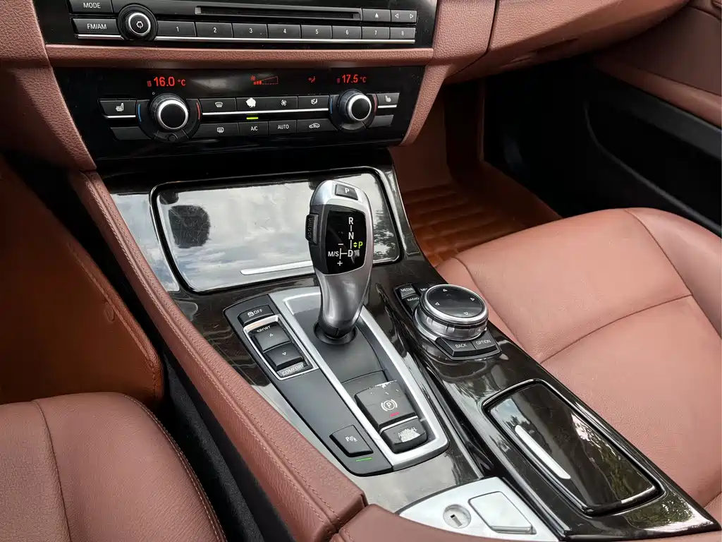 BMW 5 Series — миниатюра 11