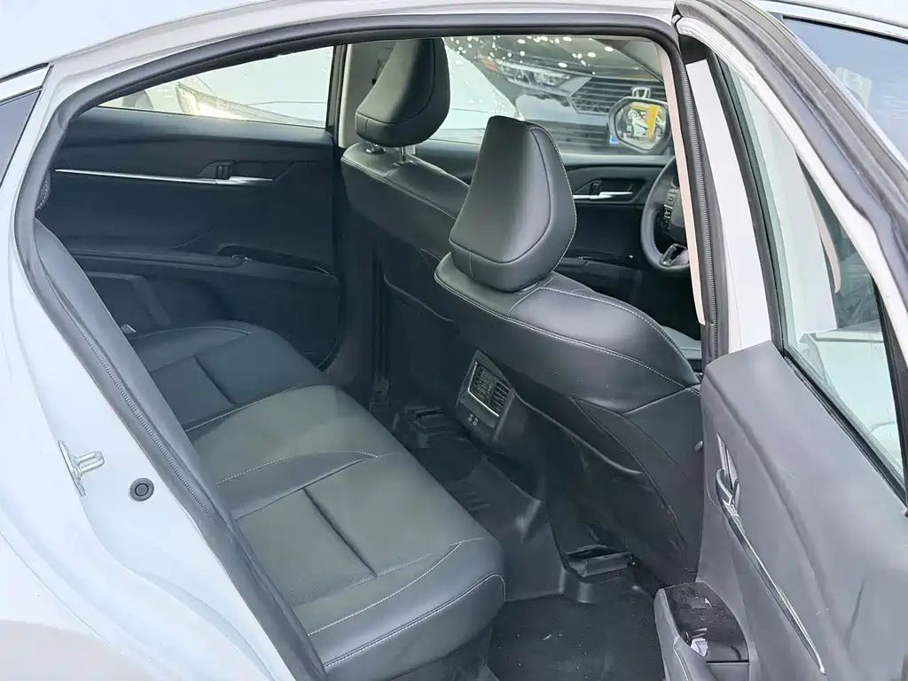 Toyota Camry — миниатюра 10