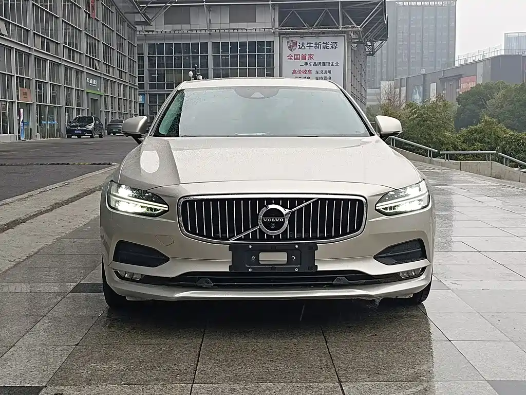 VOLVO S90