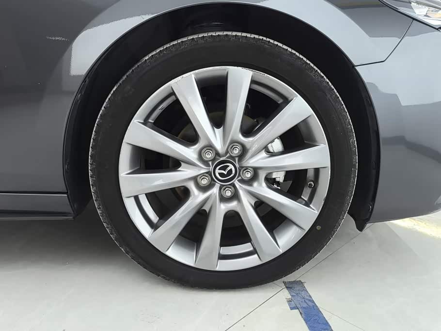 Mazda Mazda3 Axela 2.0 л 2024 г. Серебристо-серый, пробег 33600 км