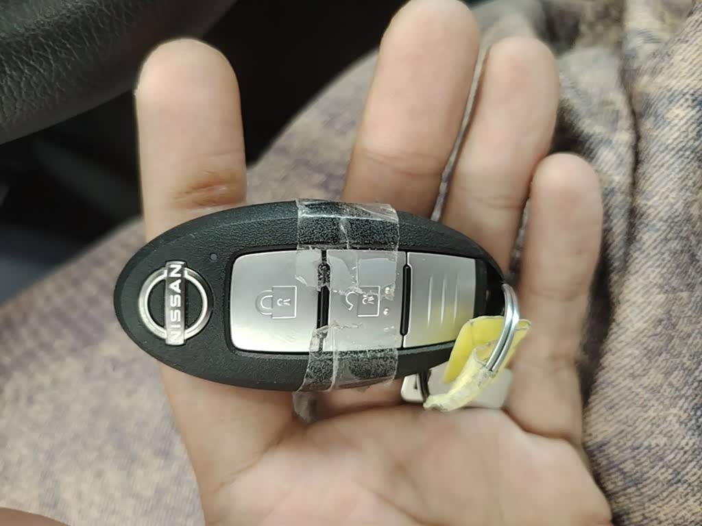 Nissan X-Trail 2.0 л 2025 г. Серебристо-серый, пробег 4600 км