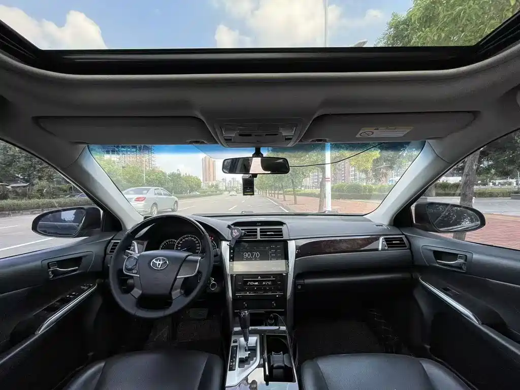 Toyota Camry — миниатюра 5