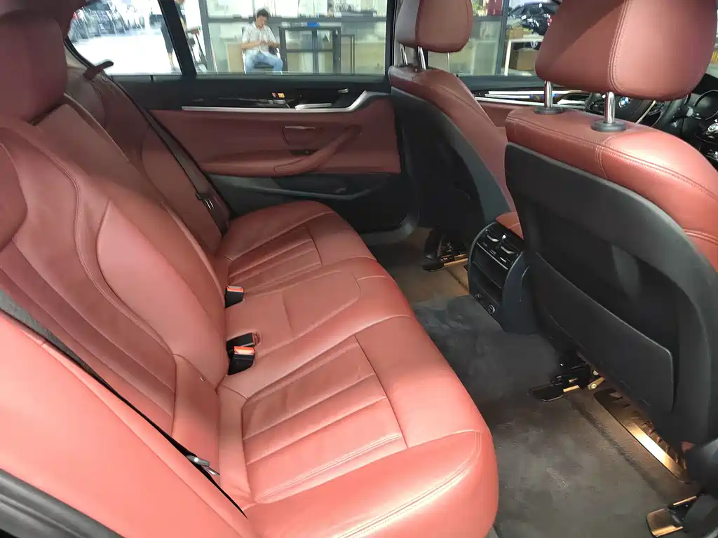 BMW 5 Series — миниатюра 9