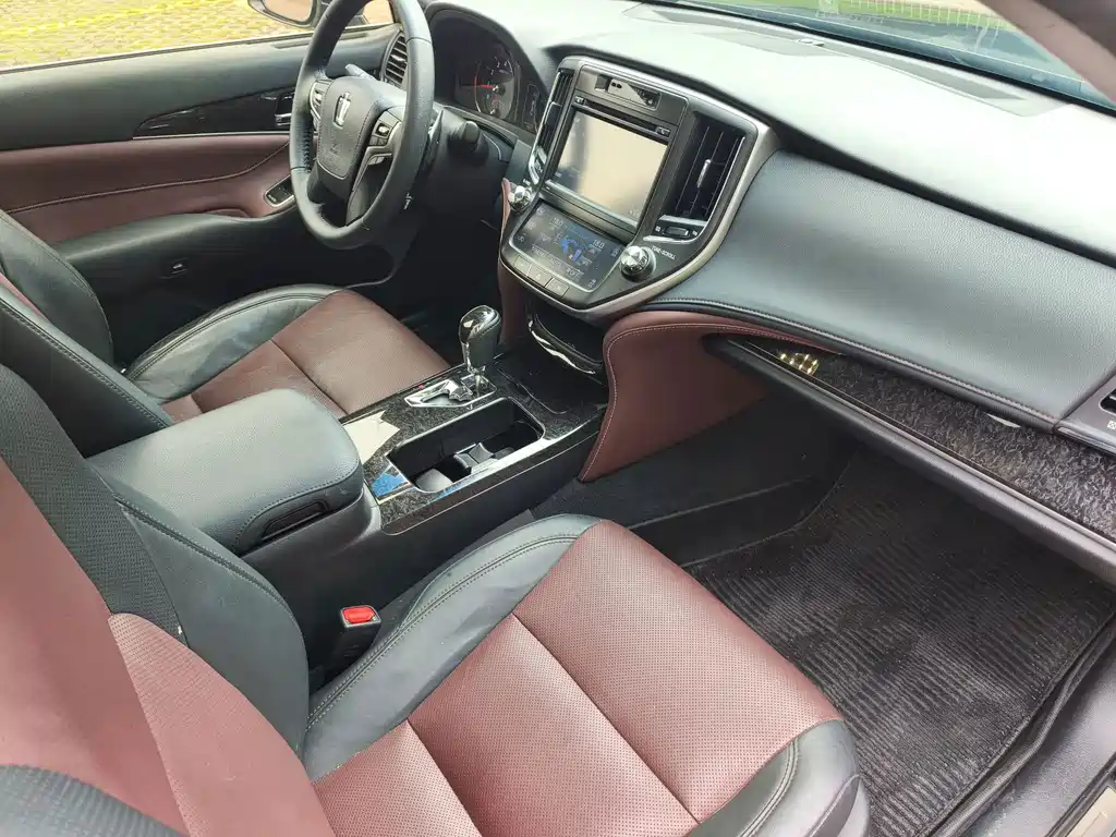 Toyota Crown — миниатюра 17