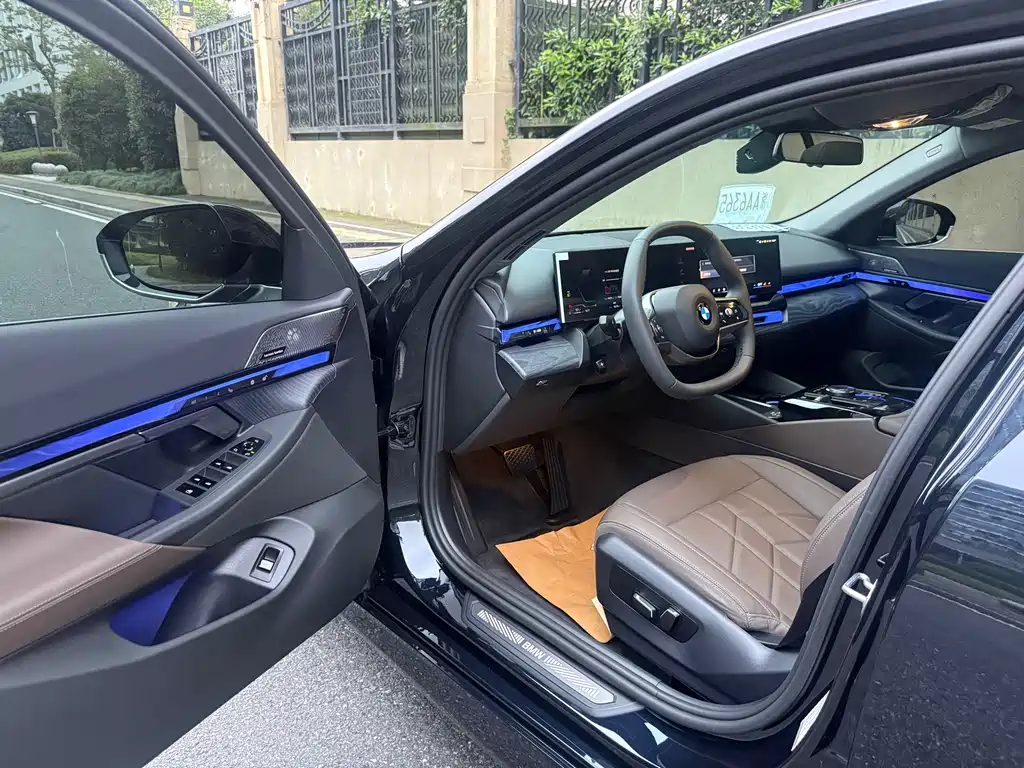 BMW 5 Series — миниатюра 8