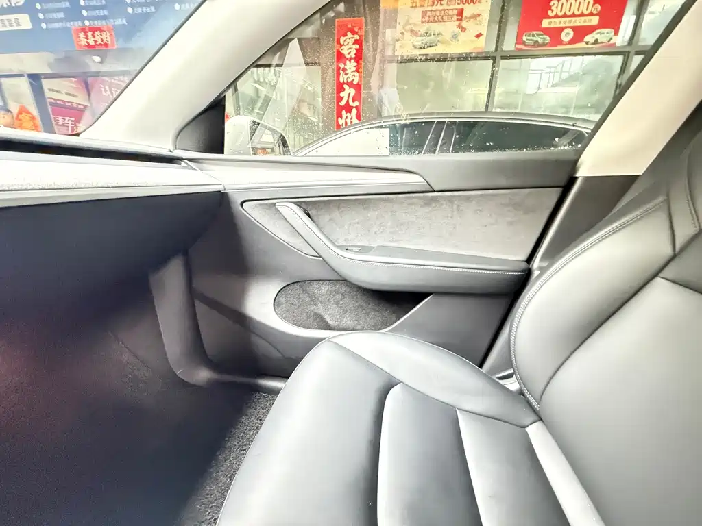 Tesla Model Y — миниатюра 9