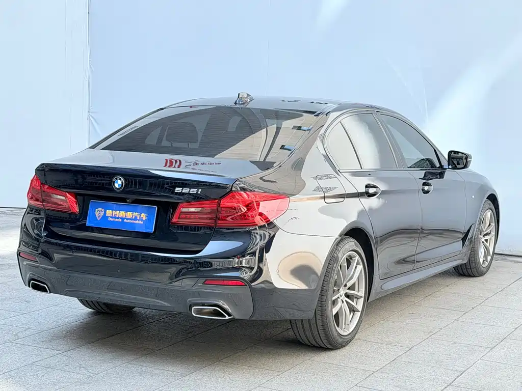 BMW 5 Series — миниатюра 11