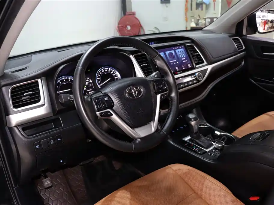 TOYOTA HIGHLANDER