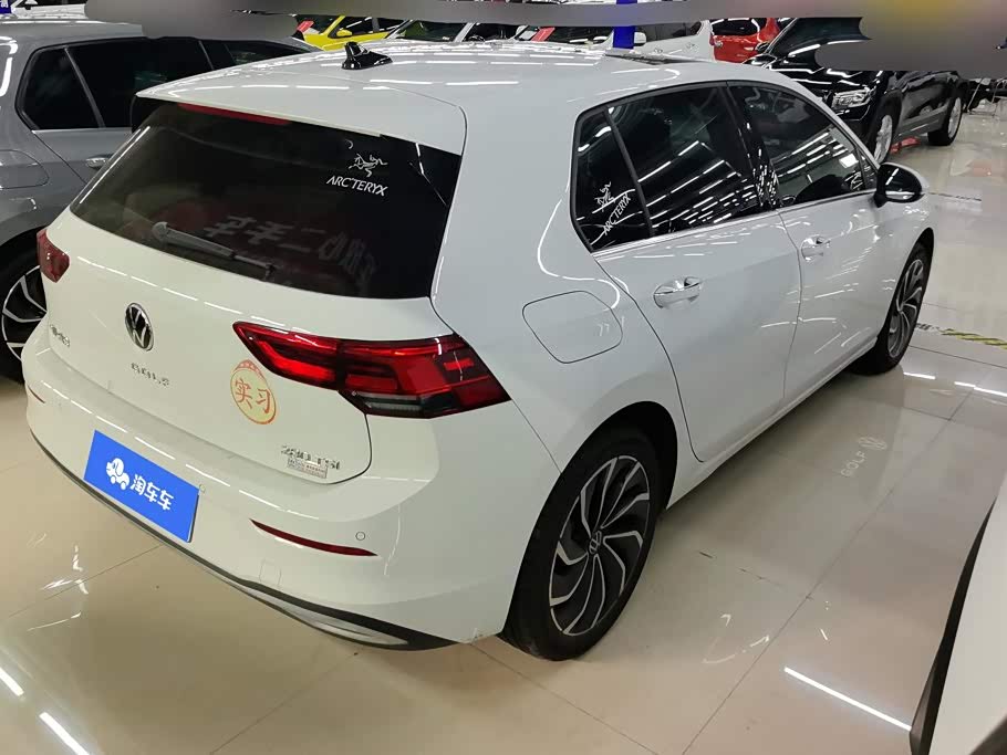 Volkswagen Golf 1.4 л 2024 г. Белый, пробег 12500 км