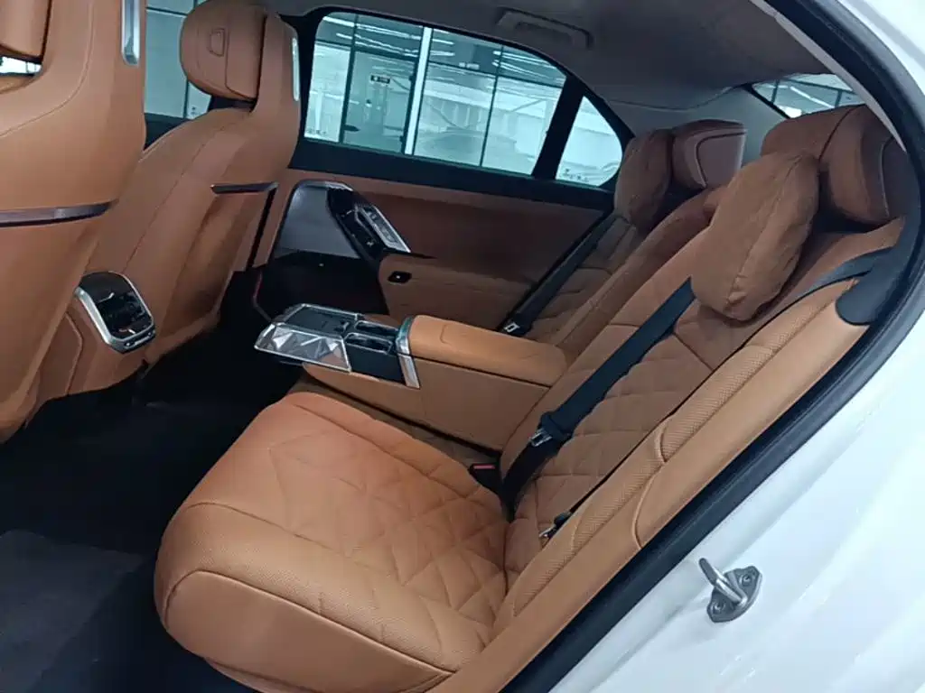 BMW 7 Series — миниатюра 17
