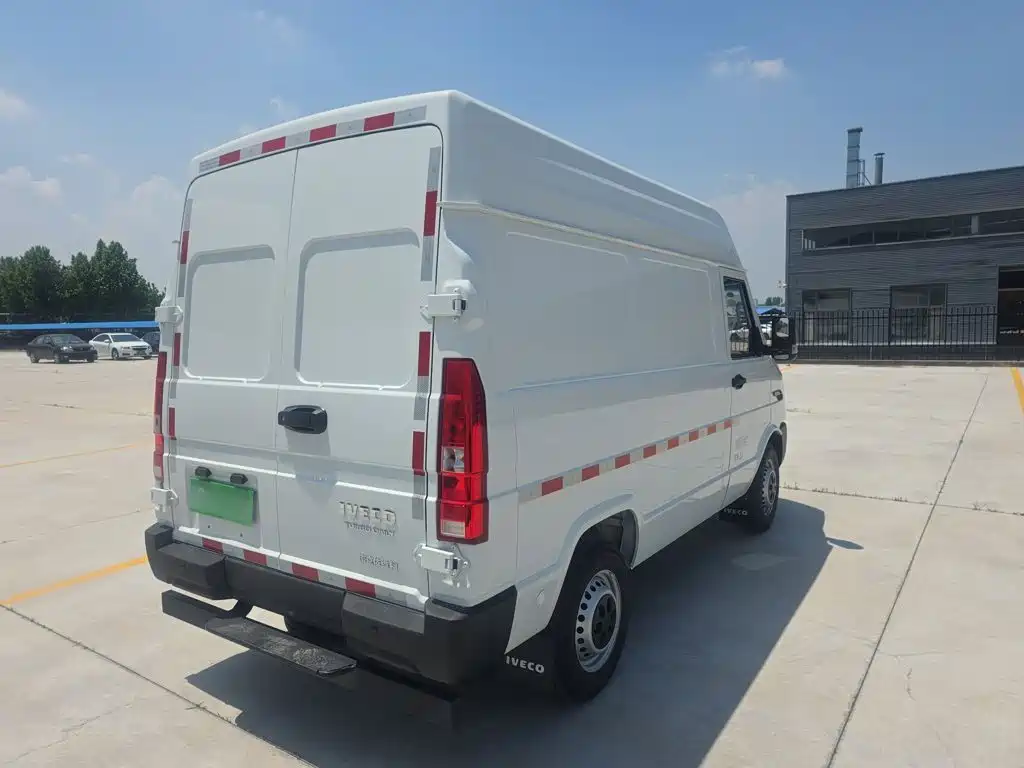 Iveco Daily 2023 2.5T V35 MT 2-3 мест