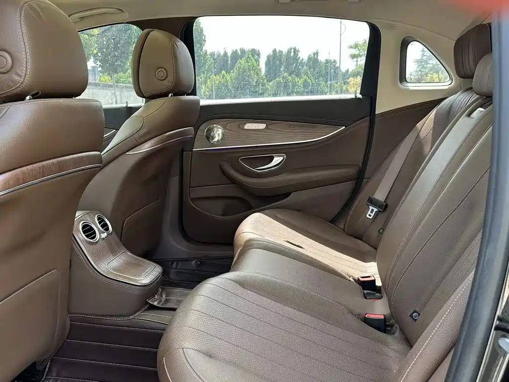 Mercedes-Benz E-Class — миниатюра 4