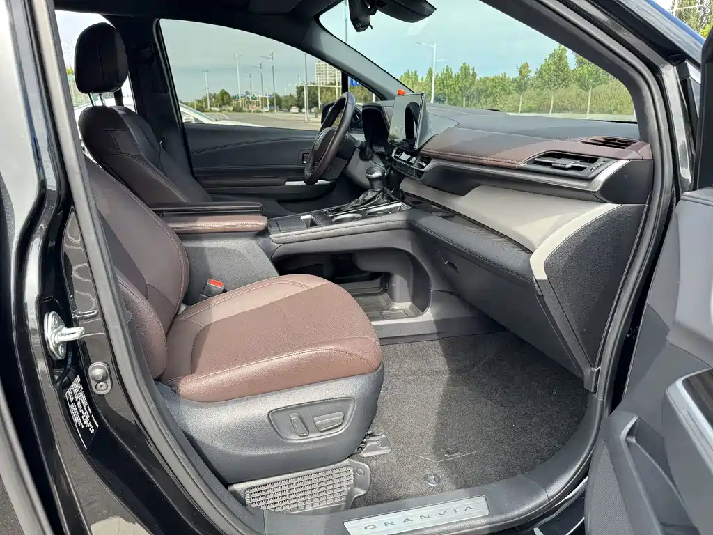 Toyota Granvia — миниатюра 15