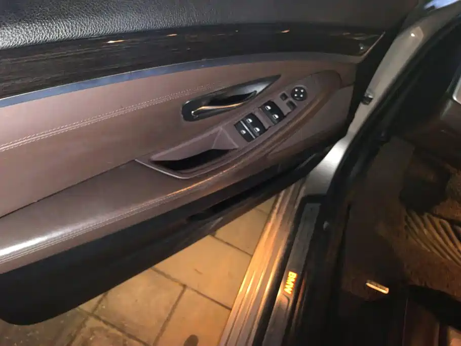 BMW 5 Series — миниатюра 7