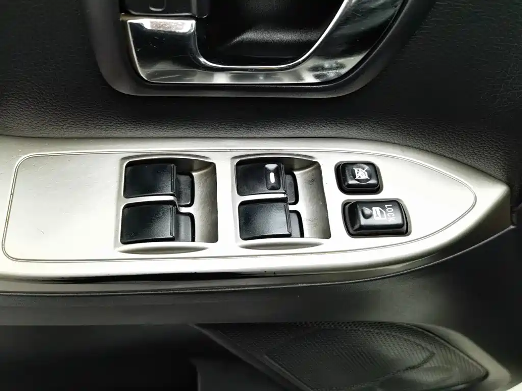 Mitsubishi Pajero (Import) — миниатюра 8