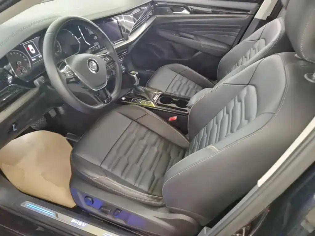 Volkswagen Passat PHEV — миниатюра 15