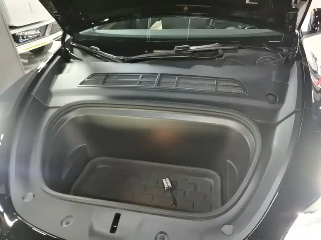 Tesla Model Y — миниатюра 20